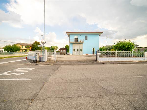 Capannone 430 mq con appartamento in posizione strategica