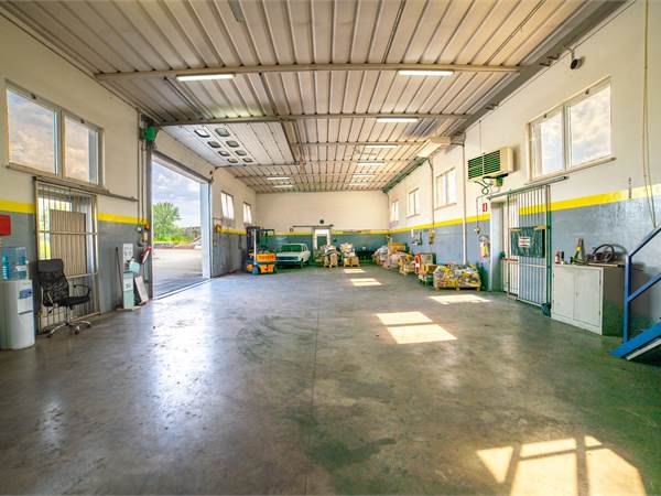 Capannone 430 mq con appartamento in posizione strategica