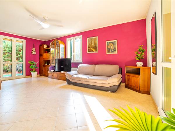 Ampia bifamiliare con giardino e garage doppio