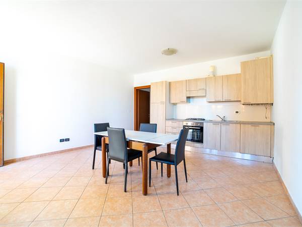 Trilocale con giardino privato e autorimessa