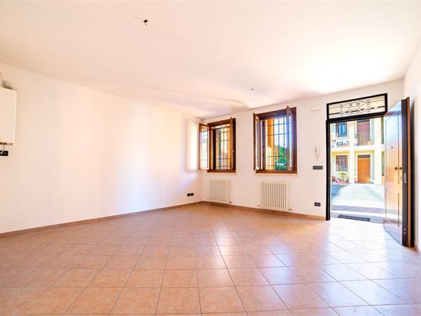 Trilocale al piano terra con giardino, pronto da abitare