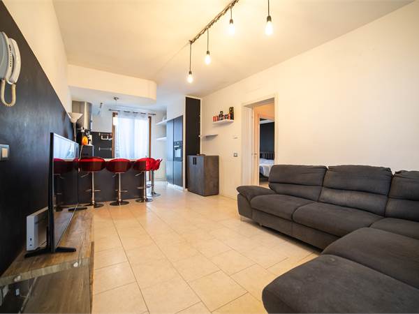 Appartamento con terrazzo abitabile e posto auto coperto