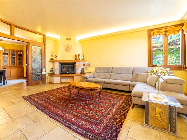 Villa bifamiliare con comfort esclusivi in centro al paese