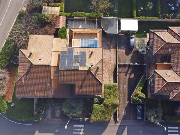 Villa bifamiliare con comfort esclusivi in centro al paese