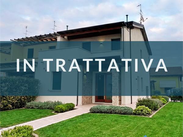 Elegante villetta bifamiliare con giardino privato