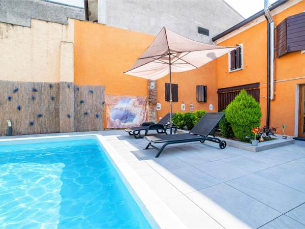 Elegante proprietà di campagna con piscina e due appartamenti indipendenti