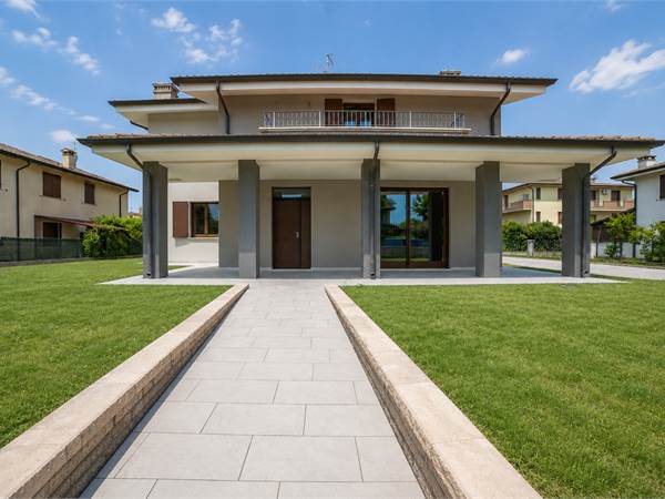 Villa indipendente con 3 camere matrimoniali e ampio giardino
